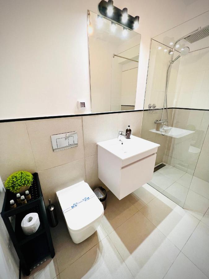 Exquisite - Two Bedroom Apartment Bucharest