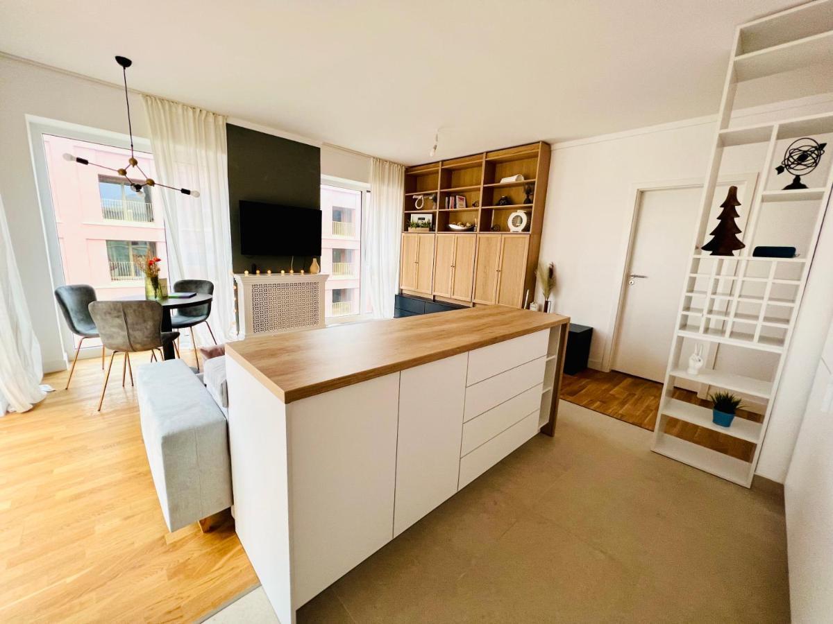 Exquisite - Two Bedroom Bucarest