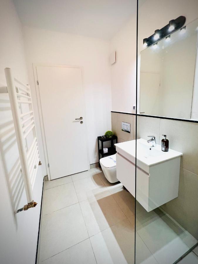 Exquisite - Two Bedroom Bucarest