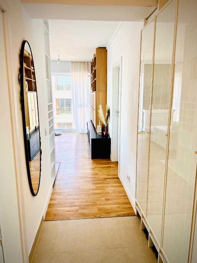 Exquisite - Two Bedroom Bucarest